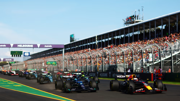 2023年F1オーストラリアGPのスタートで、ラッセルとハミルトンのふたりがフェルスタッペンを抜き去った
