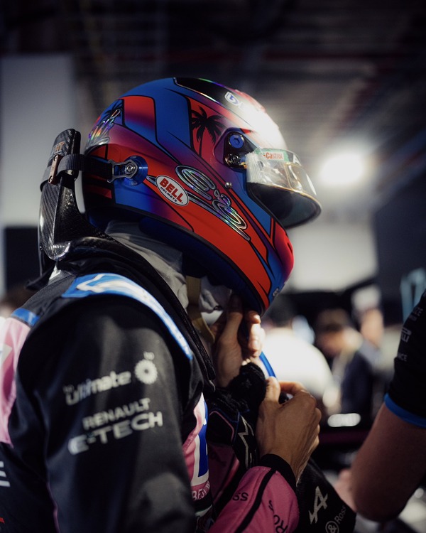 エステバン・オコン、マイアミ仕様のヘルメット：2023年F1マイアミGP
