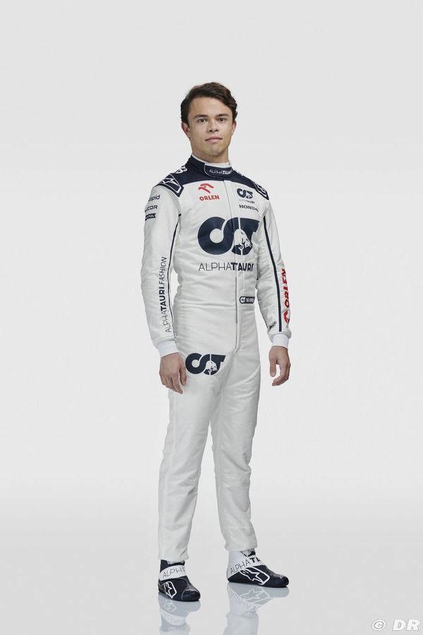 ニック・デ・フリースの2023年F1レーシングスーツとF1レーシングブーツ