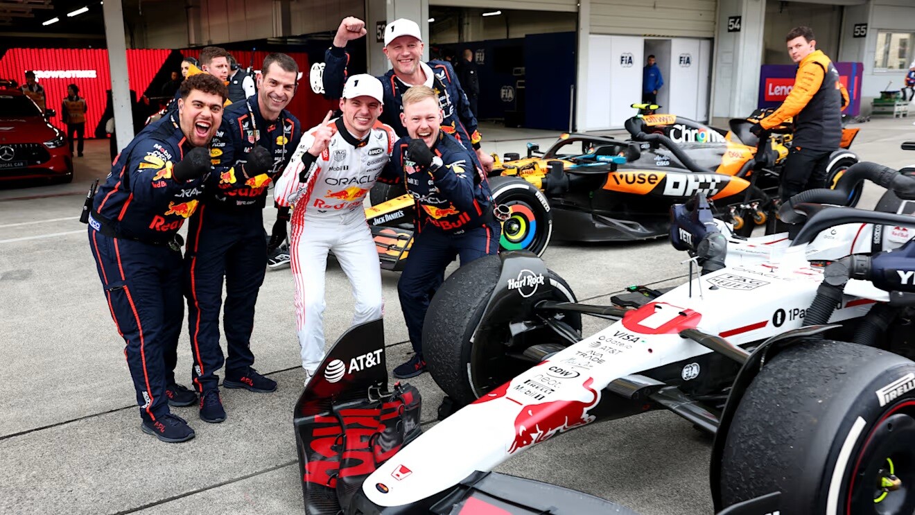 レッドブルホンダ M.フェルスタッペン 日本GP優勝World Champion F1日本GP：優勝のフェルスタッペンがホンダの母国でチャンピオン獲得