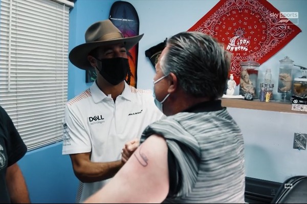 ザク・ブラウン（マクラーレンCEO）タトゥーを入れる、ダニエル・リチャルド