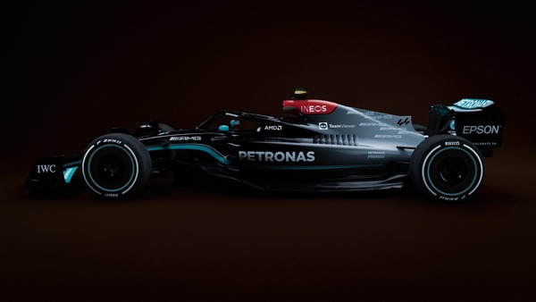 2022年F1マシンに描かれたメルセデスのの2021年カラーリング