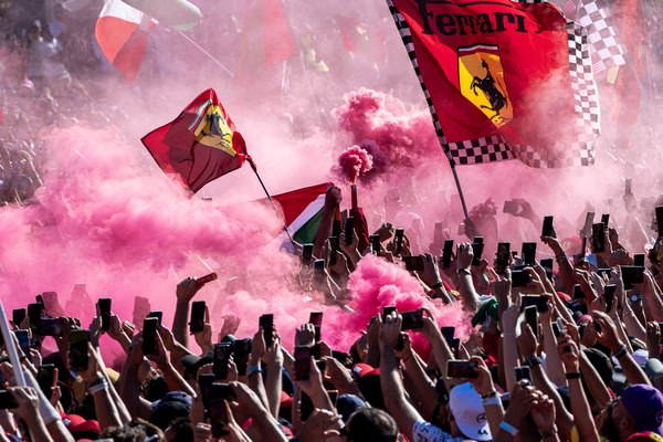 2022年F1イタリアGP表彰台前のティフォシ