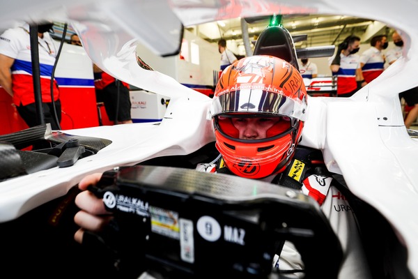 ニキータ・マゼピン（ハース）2021年F1ヘルメット