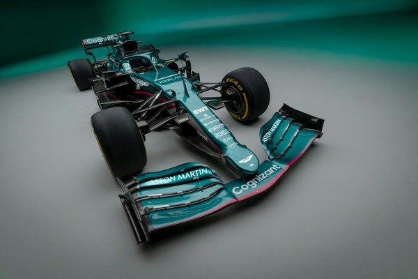 アストンマーティンAMR21