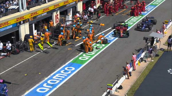 チームのミスによりサインツとアルボンはピットレーンで接触しそうになる:2022年F1フランスGP