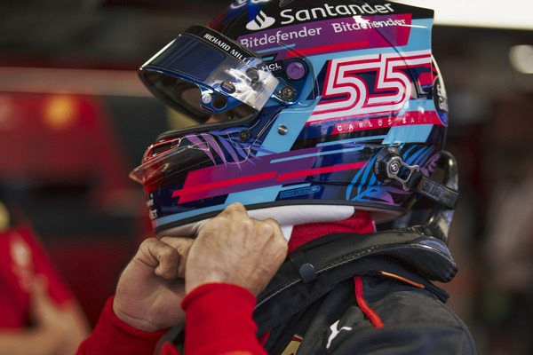 カルロス・サインツ、マイアミ仕様のヘルメット:2023年F1マイアミGP