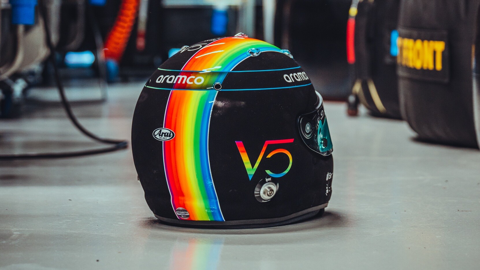 セバスチャン・ベッテル、シンガポール仕様のヘルメット : F1通信jp セバスチャン・ベッテル、シンガポール仕様のヘルメット : F1通信jp