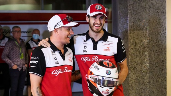 F1からフォーミュラEに移籍するアントニオ・ジョビナッツィは、「ありがとうキミ」と描かれた彼の特製ヘルメットをライコネンにプレゼントした:2021年アブダビGP