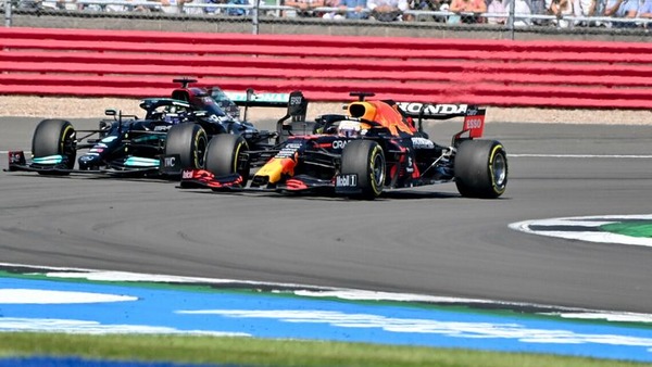 マックス・フェルスタッペンとルイス・ハミルトン、スタート時から激しくトップを争う:2021年F1イギリスGP