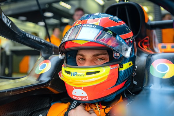 オスカー・ピアストリ 2023年F1ヘルメット（BELL製ヘルメット）