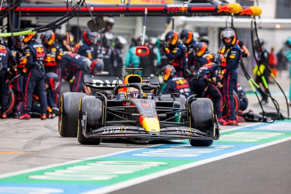 レッドブルは、完璧なタイミングでピットストップを行い、作戦を見事に成功させた:2022年F1ハンガリーGP