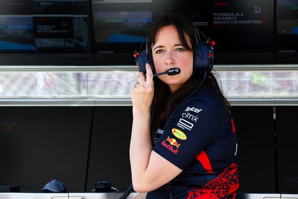 フェルスタッペンはレース後、レッドブルの主席戦略エンジニア、ハンナ・シュミッツに脱帽した:2022年F1ハンガリーGP