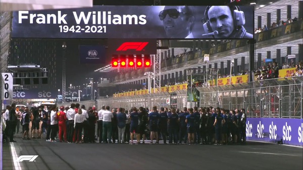 サー・フランク・ウィリアムズを偲んで、ドライバーと関係者が黙とうを捧げる。