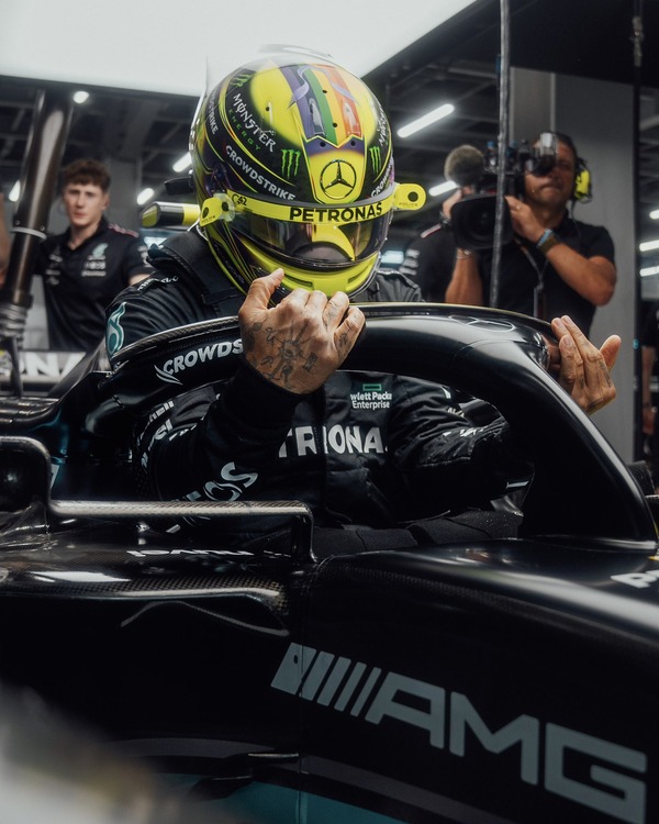 ルイス・ハミルトン 2023年F1ヘルメット（BELL製ヘルメット）