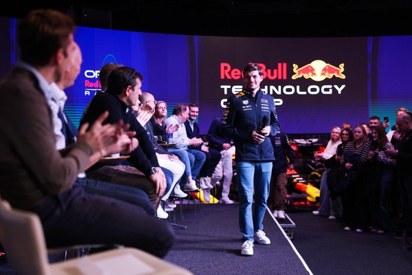 マックス・フェルスタッペン、レッドブルレーシングのファクトリー室内：2025年F1最終戦後日