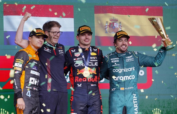 ノリス、フェルスタッペン、アロンソ:2023年F1サンパウロGP表彰式