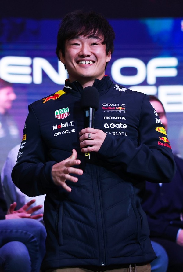 角田裕毅、レッドブルレーシングのファクトリー室内：2025年F1最終戦後日