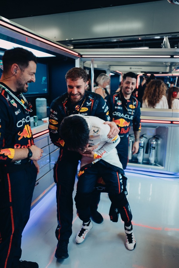 スタッフとじゃれる角田裕毅：2025年F1アブダビGP