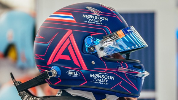 アレックス・アルボンの2023年F1ヘルメット（BELL製ヘルメット）