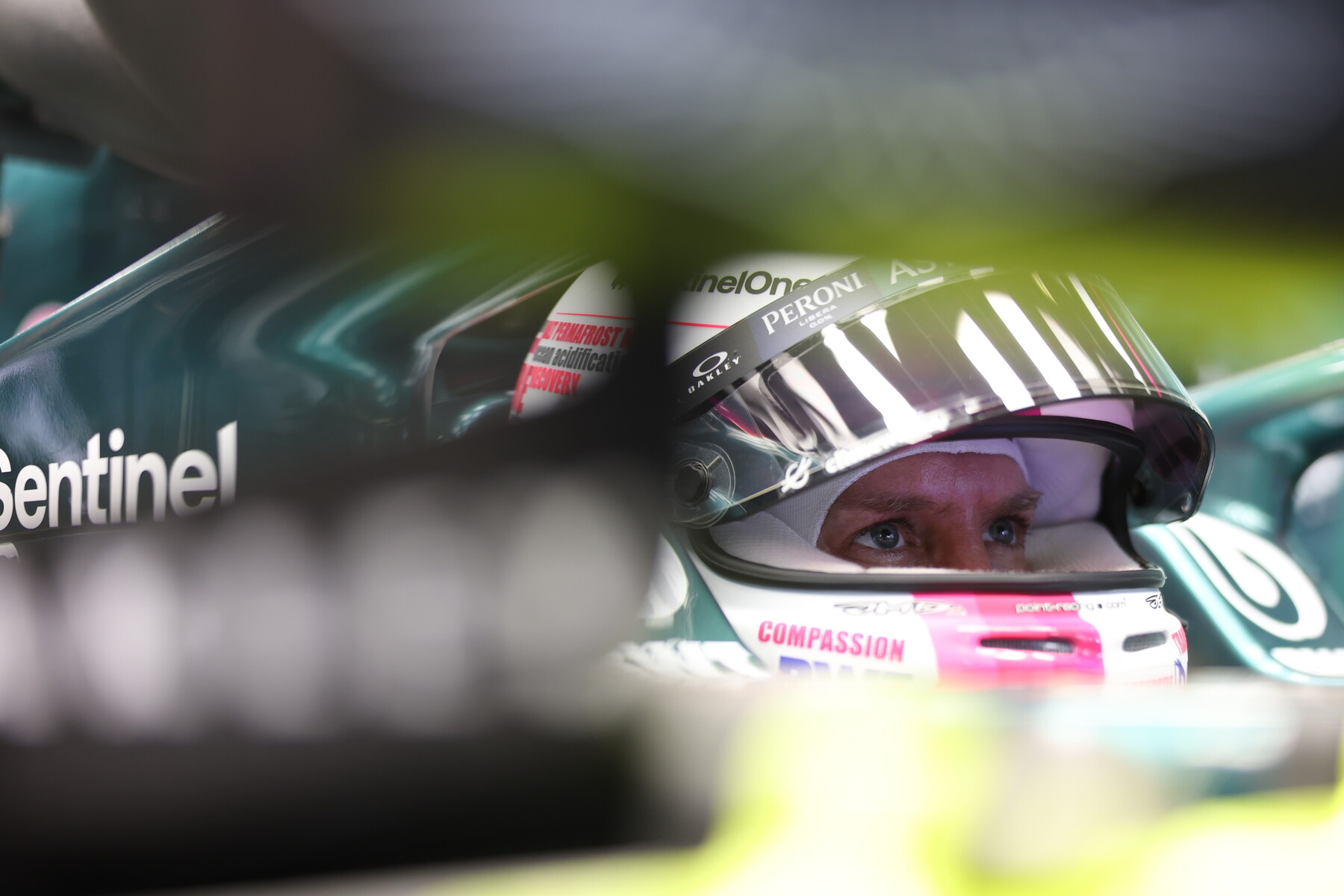 セバスチャン・ベッテル、アブダビ仕様のヘルメット : F1通信jp セバスチャン・ベッテル、アブダビ仕様のヘルメット : F1通信jp