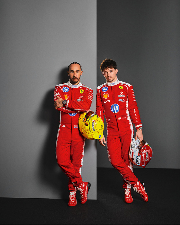 シャルル・ルクレールとルイス・ハミルトンの2026年仕様のF1レーシングスーツ