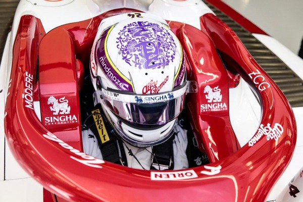 周冠宇 2022年F1ヘルメット