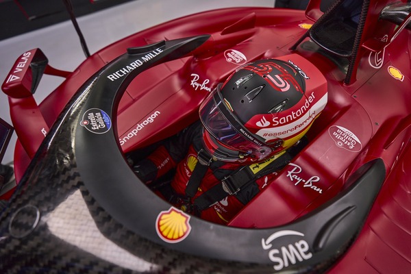 カルロス・サインツJr. 2022年F1ヘルメット