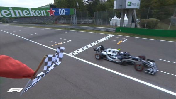 チェッカー・フラッグが振られる