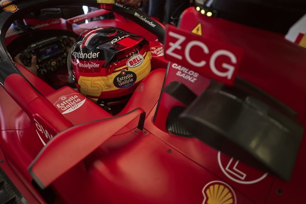 カルロス・サインツ 2023年F1ヘルメット(BELL製ヘルメット)
