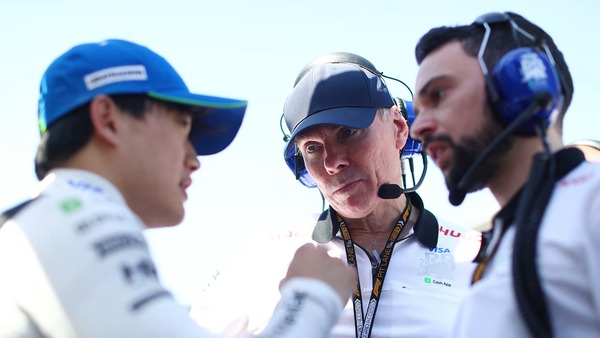 アラン・パーメインは、日本人レーサーの角田がレッドブルに昇格する前に、レーシングブルズで角田と共に働いていた