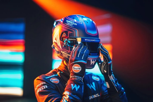 アレックス・アルボンの2023年F1ヘルメット（BELL製ヘルメット）