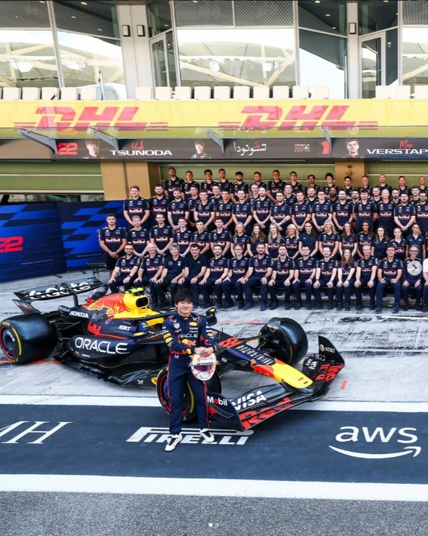 レッドブルF1チーム集合写真、角田裕毅：2025年F1アブダビGP