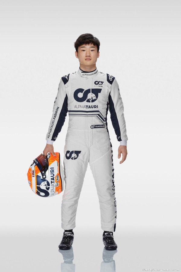 角田裕毅の2022年F1レーシングスーツ