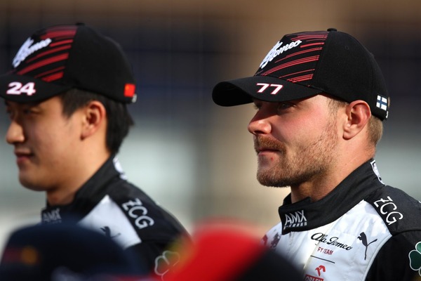 ヴァルテリ・ボタスと周冠宇(アルファロメオ)2022年F1バーレーンGP