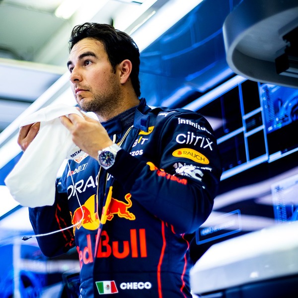 セルジオ・ペレスの2022年F1レーシングスーツ