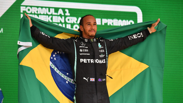 ルイス・ハミルトンとブラジル国旗：2021年F1サンパウロGP表彰式