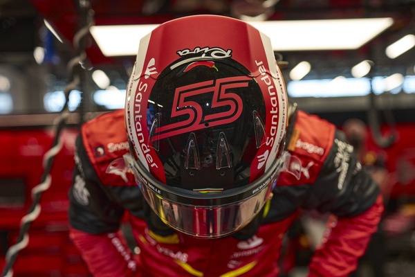カルロス・サインツJr. 2022年F1ヘルメット