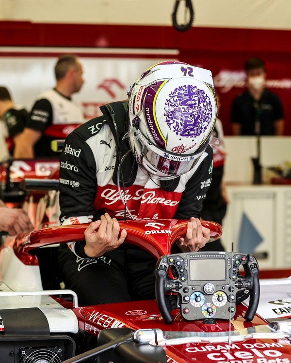 周冠宇 2022年F1ヘルメット