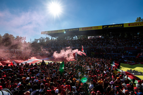 2022年F1イタリアGP表彰台前のティフォシ