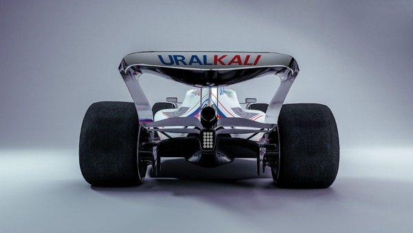 2022年F1マシンに描かれたハースの2021年カラーリング