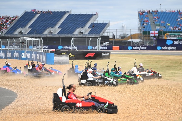 レゴで作ったカート（レゴミニカー）でのドライバーズパレードでグラベルを走行：2026年F1イギリスGP
