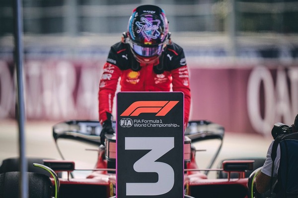 カルロス・サインツ、マイアミ仕様のヘルメット:2023年F1マイアミGP