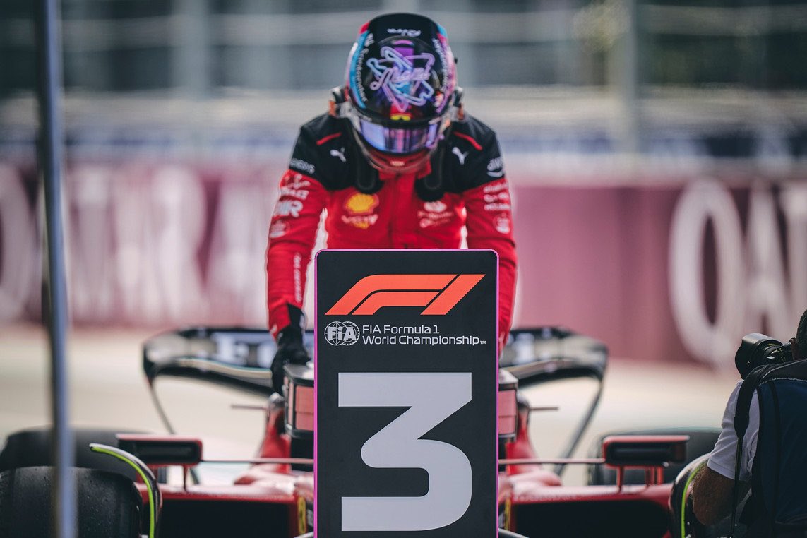 カルロス・サインツ - マイアミ仕様のヘルメット:2023年F1 : F1 カルロス・サインツ - マイアミ仕様のヘルメット:2023年F1 : F1