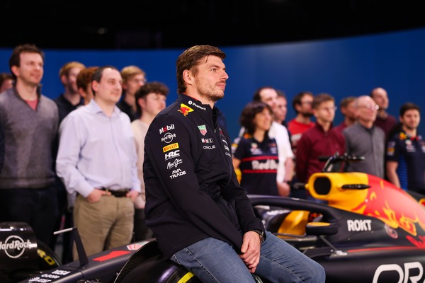 マックス・フェルスタッペン、レッドブルレーシングのファクトリー室内での集合写真：2025年F1最終戦後日