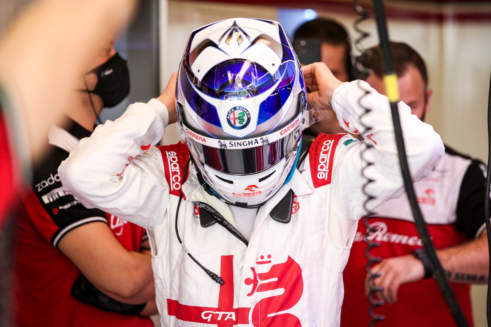 キミ・ライコネン、最終戦のヘルメットはF1デビュー時の青基調の キミ・ライコネン、最終戦のヘルメットはF1デビュー時の青基調の