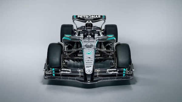 メルセデスW16の最初のレンダリングに示されたフロントウィングは、フラップ形状が前モデルとは微妙に異なり、フラップは外側に向かってより深くなっている。さらに、(以前よりもわずかに狭く見える)ノーズは、フロアまでスロットギャップなしでウィングの下部主翼に接続されている。