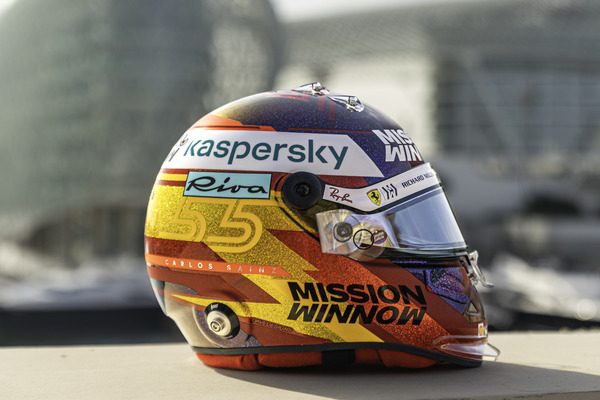 カルロス・サインツJr.、2021年F1アブダビGP用のヘルメット・デザイン