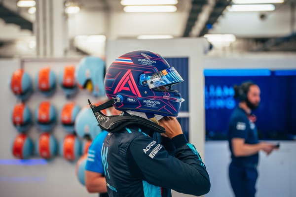 アレックス・アルボンの2023年F1ヘルメット（BELL製ヘルメット）