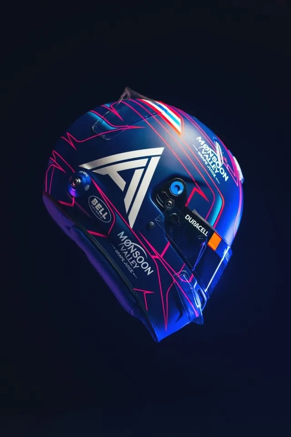 アレックス・アルボンの2023年F1ヘルメット（BELL製ヘルメット）